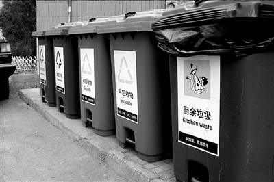 小區(qū)常用塑料垃圾桶實(shí)景圖