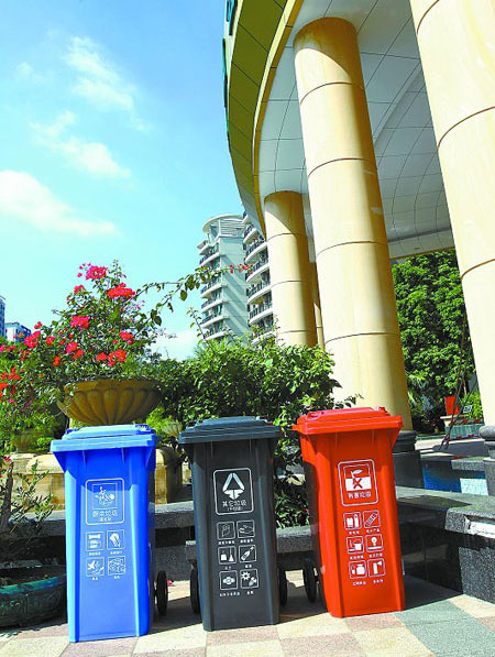 小區(qū)常用塑料垃圾桶實(shí)景圖