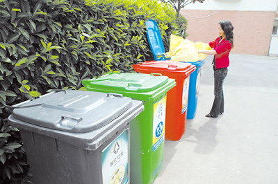 小區(qū)常用塑料垃圾桶實(shí)景圖