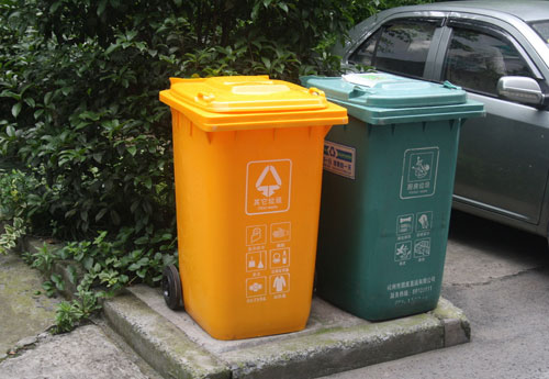 小區(qū)常用塑料垃圾桶實(shí)景圖