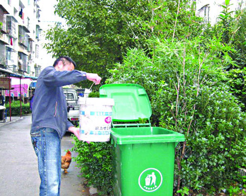 小區(qū)常用塑料垃圾桶實(shí)景圖