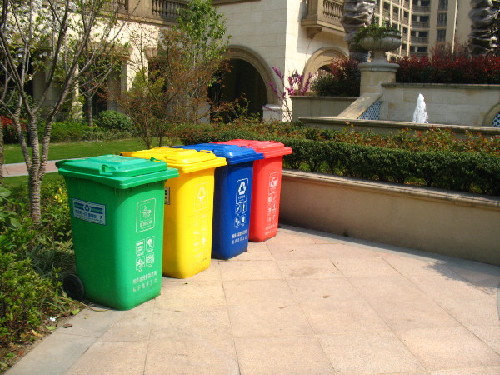 小區(qū)常用塑料垃圾桶實(shí)景圖